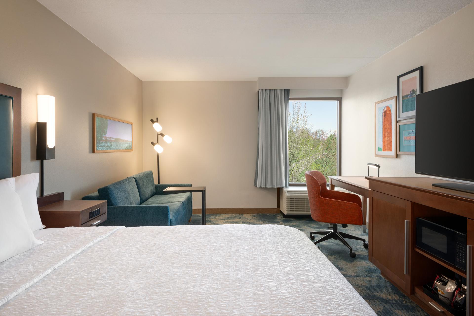 Hampton Inn Lancaster King Room